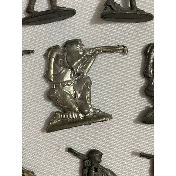 Vintage Cast Metal Toy Soldiers Army Men Figures Lot of 26 - Picture 7 of 7